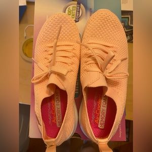 Girls size 3.5 Sketchers.